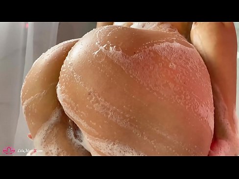 ❤️ Brunetka masturbuje kundičku s vibrátorom až do intenzívneho orgazmu v sprche Porno fb na porno sk.hentaisaturn.ru ️❤